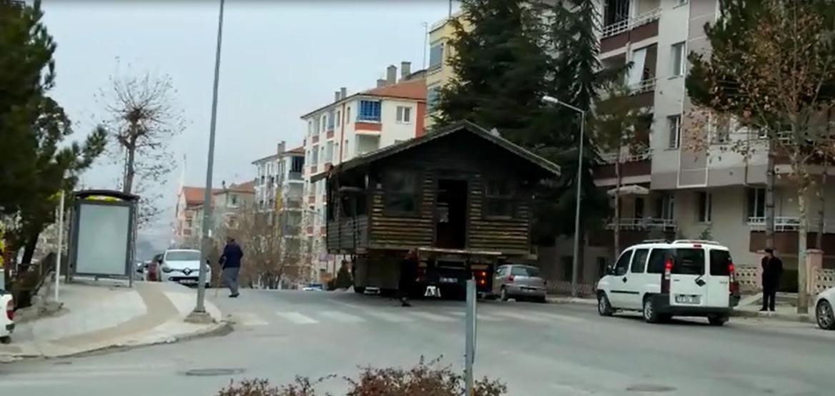 Kemal Sunalın Gülen Adam filmi gerçek oldu, evi kamyonla taşıdı