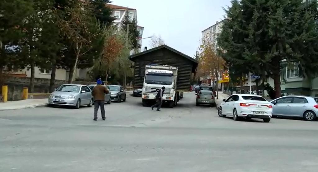 Kemal Sunalın Gülen Adam filmi gerçek oldu, evi kamyonla taşıdı
