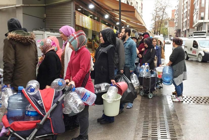 İzmirde yağmur altında su kuyruğu