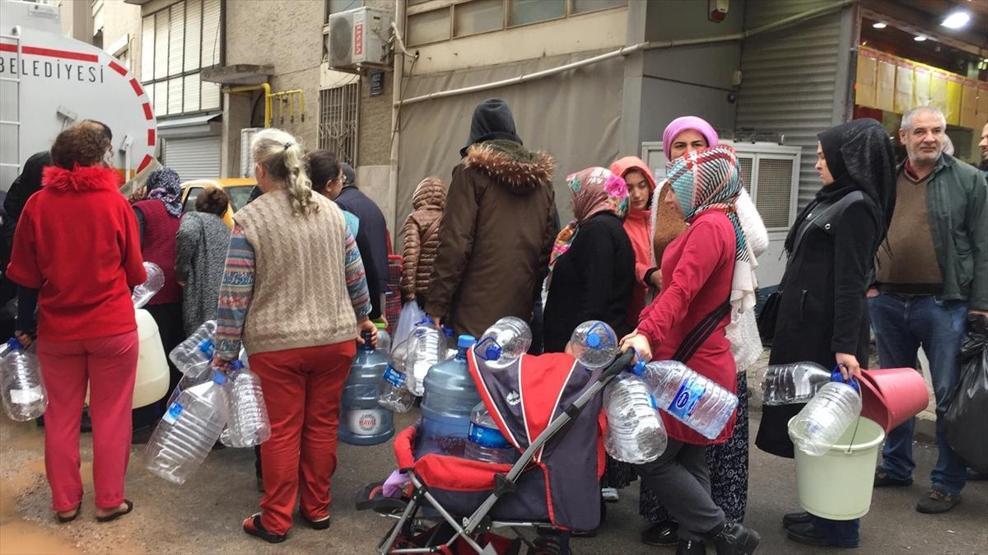İzmirde yağmur altında su kuyruğu