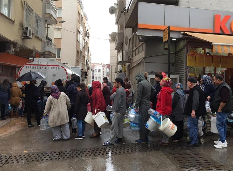 İzmirde yağmur altında su kuyruğu