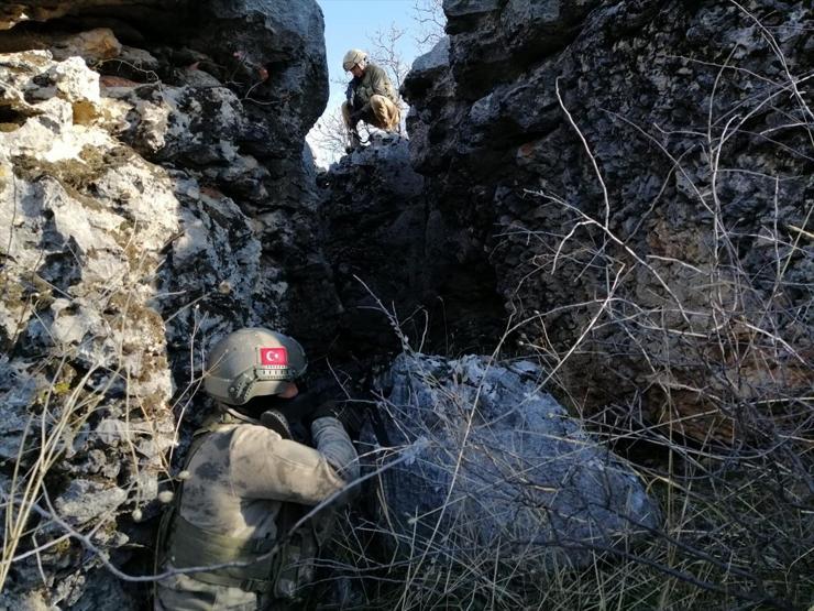 PKKlı teröristlerce kullanılan 3 kış sığınağı ve 19 mağara imha edildi