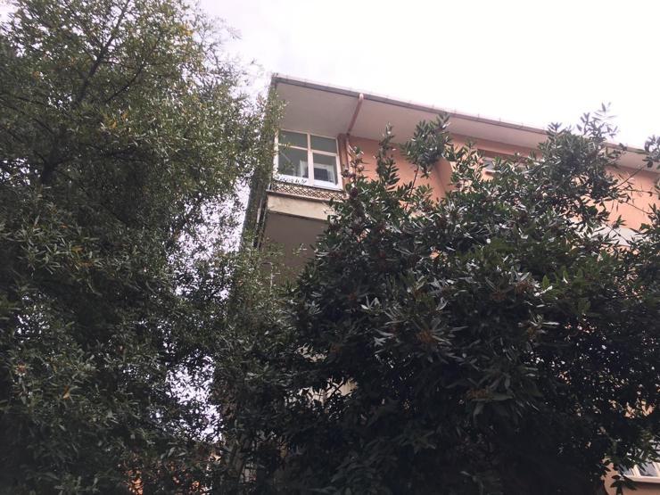 Cam silerken 3. kattan düştü