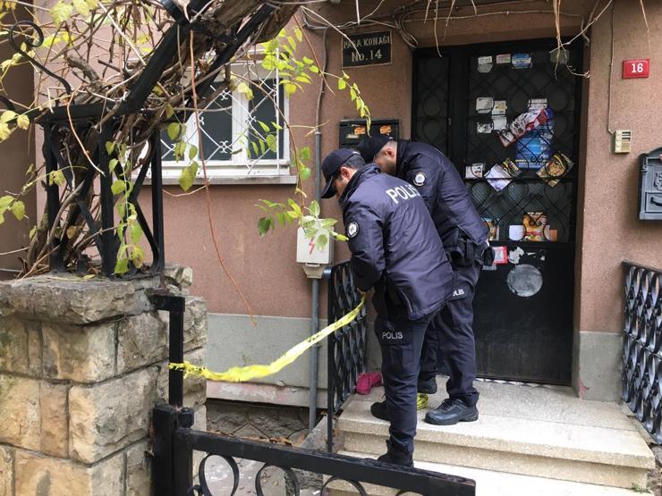 Cam silerken 3. kattan düştü