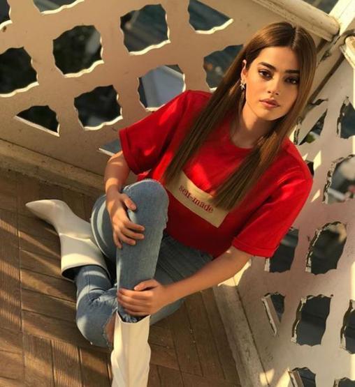 Simay Barlas güzelliğiyle dikkat çekiyor