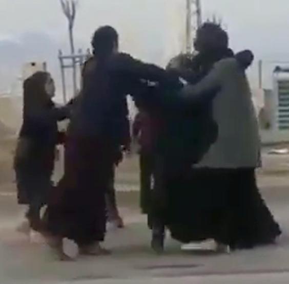 Dilenci kadınların yer kavgası