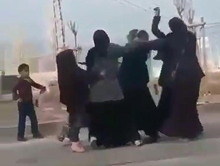 Dilenci kadınların yer kavgası
