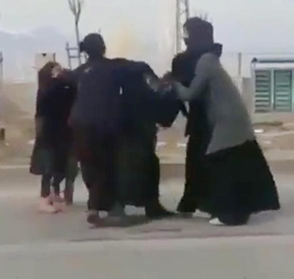 Dilenci kadınların yer kavgası