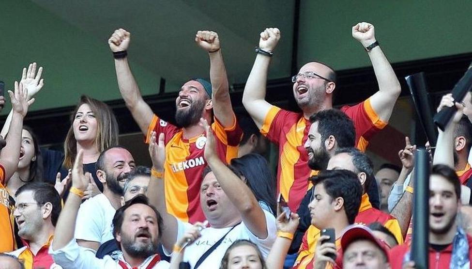 Arda Turan göz kırptı