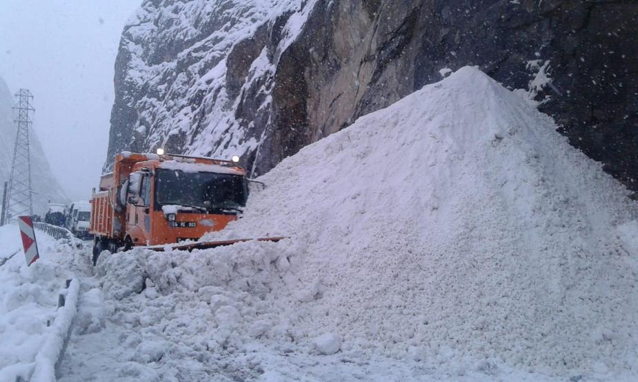 Hakkaride iş makinesinin üzerine çığ düştü