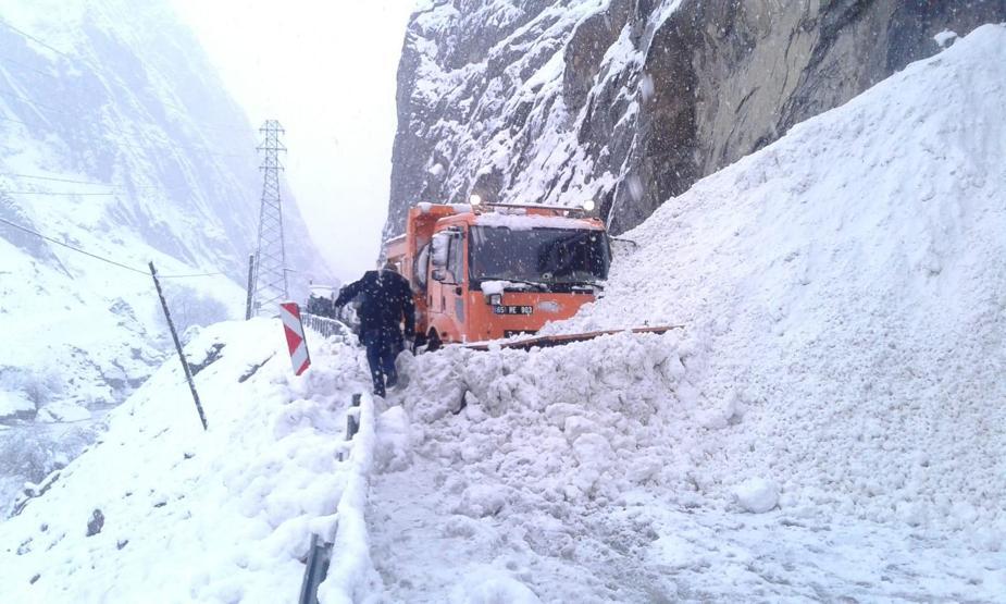 Hakkaride iş makinesinin üzerine çığ düştü