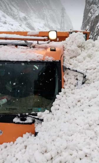 Hakkaride iş makinesinin üzerine çığ düştü