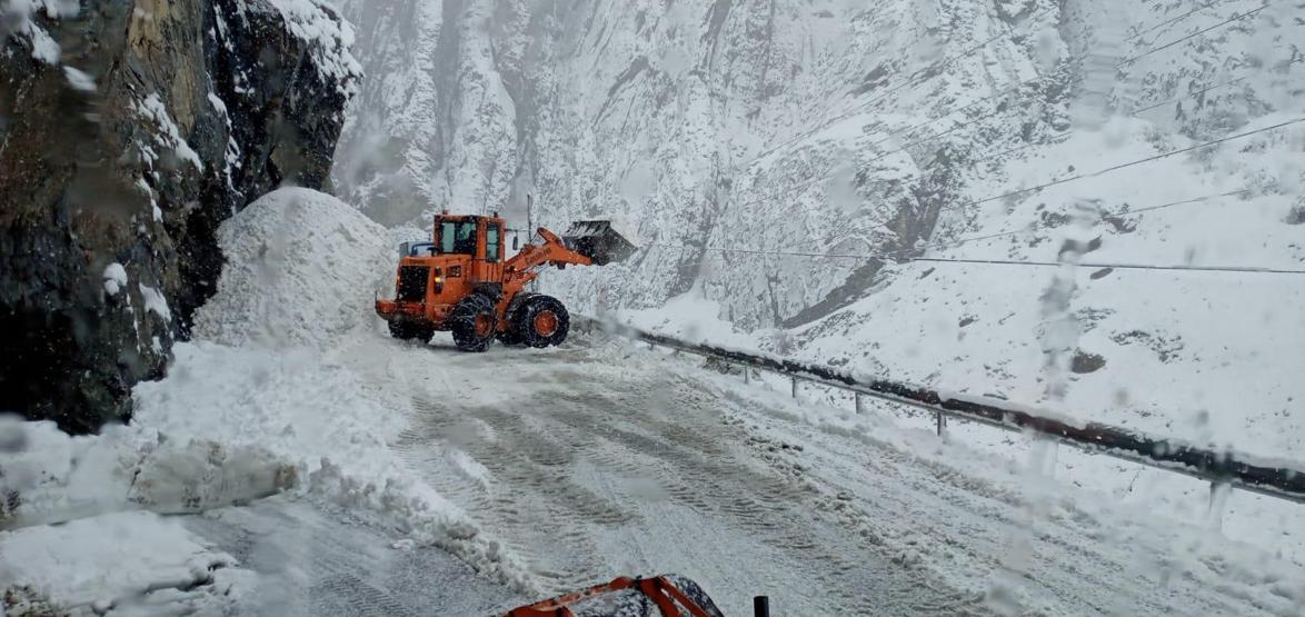 Hakkaride iş makinesinin üzerine çığ düştü