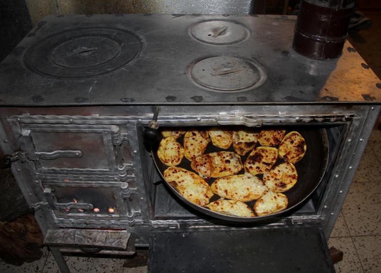 Soğuk kış gecelerinin vazgeçilmez lezzeti kaşarlı patates