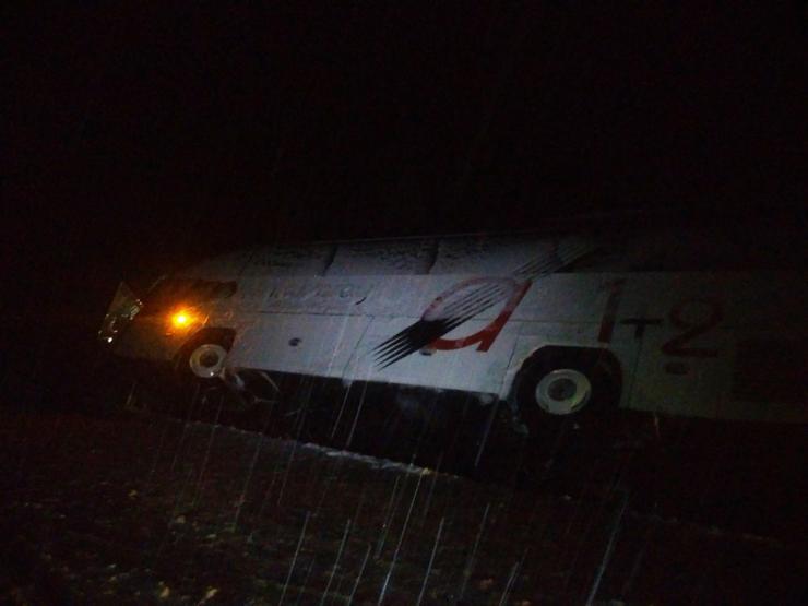 Son dakika Konyada yolcu otobüsü devrildi 1i bebek 9 yaralı