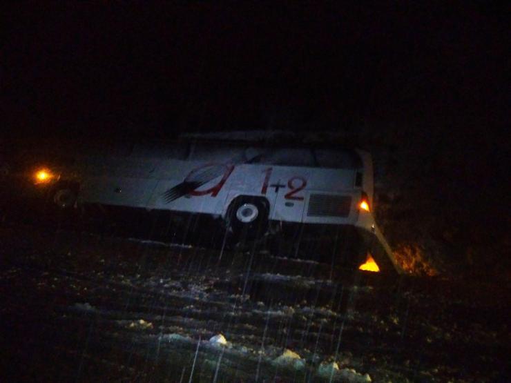 Son dakika Konyada yolcu otobüsü devrildi 1i bebek 9 yaralı