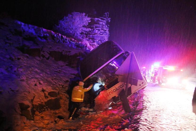 Son dakika Konyada yolcu otobüsü devrildi 1i bebek 9 yaralı
