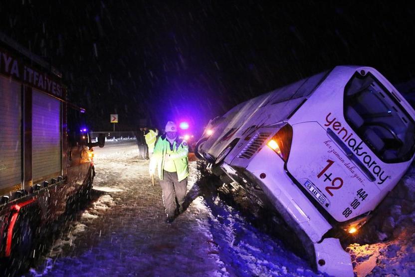 Son dakika Konyada yolcu otobüsü devrildi 1i bebek 9 yaralı