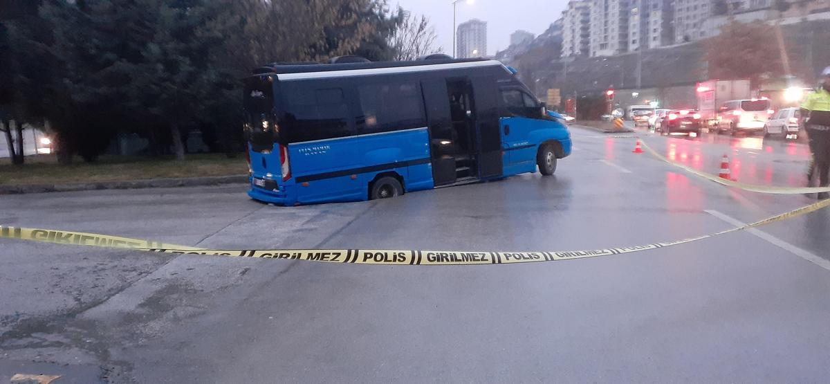 Yolcu dolu minibüs çukura düştü