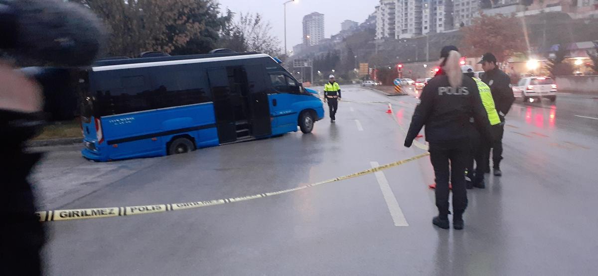 Yolcu dolu minibüs çukura düştü