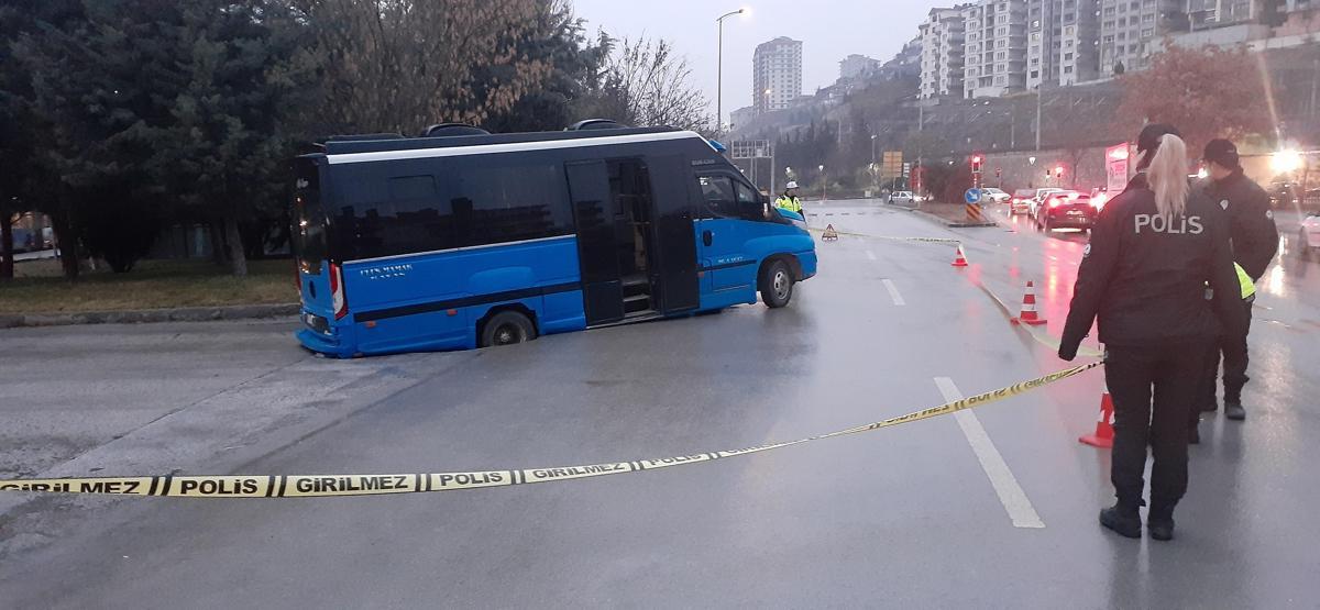 Yolcu dolu minibüs çukura düştü