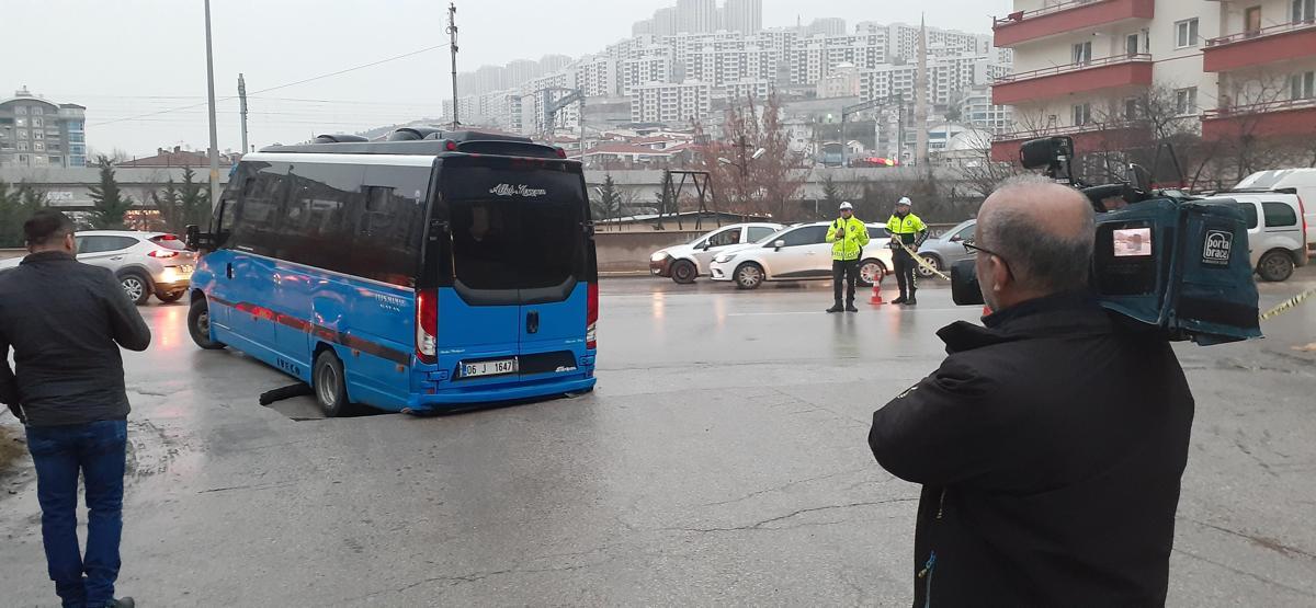 Yolcu dolu minibüs çukura düştü