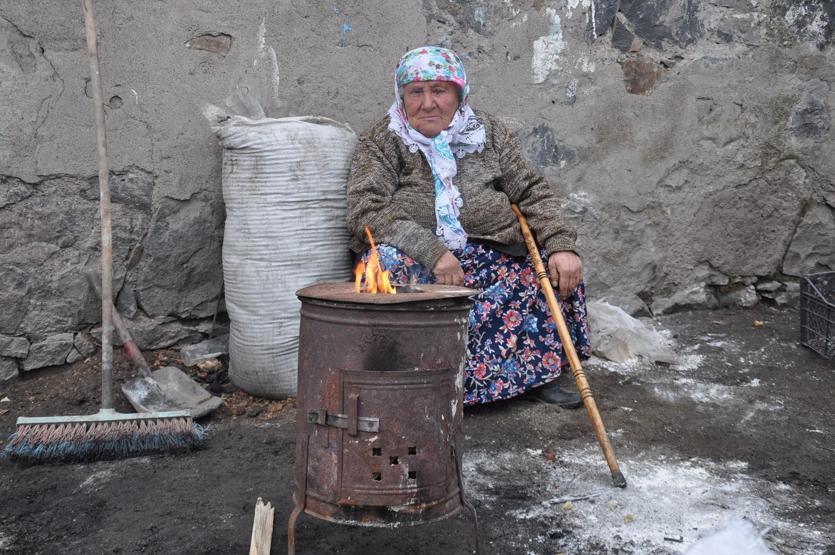 Kars’ta 70 yaşındaki ninenin eksi 10’da yaşam mücadelesi