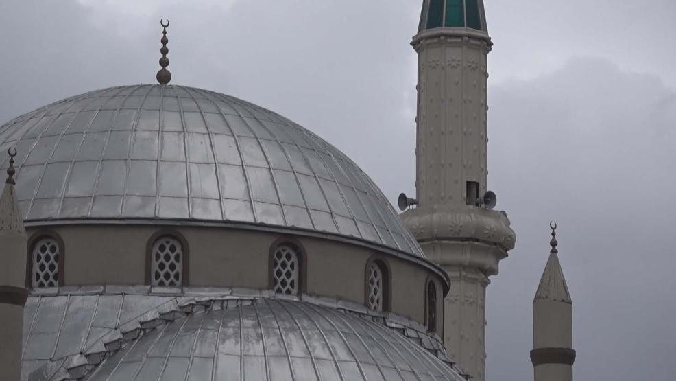 İstanbulda cami minaresi fırtınada sallandı