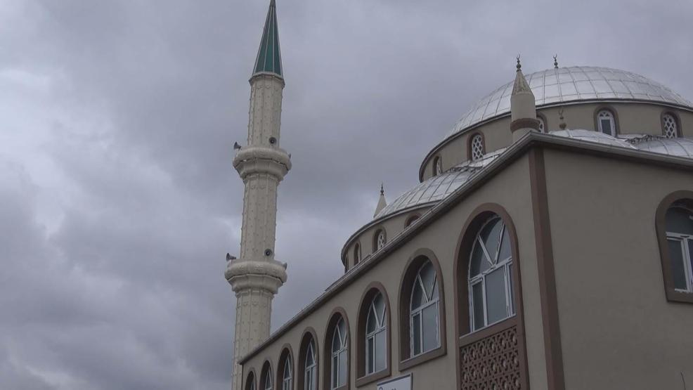 İstanbulda cami minaresi fırtınada sallandı