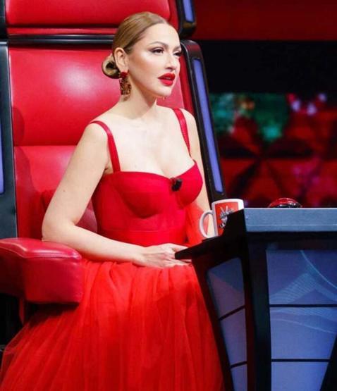 Hadisenin kırmızı elbisesi beğeni topladı