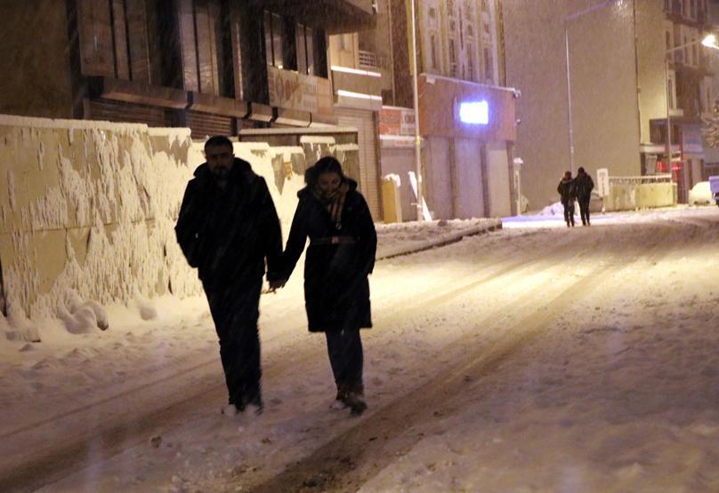 Vanda kar yağışı İranlı turistler için eğlence kaynağı oldu