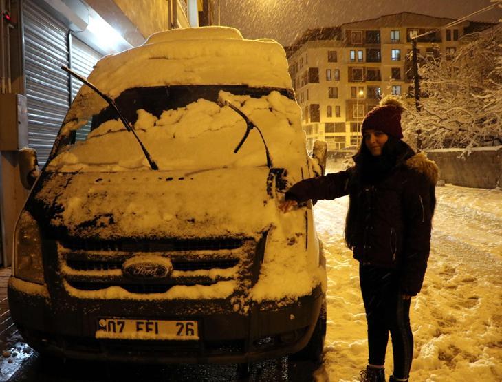 Vanda kar yağışı İranlı turistler için eğlence kaynağı oldu