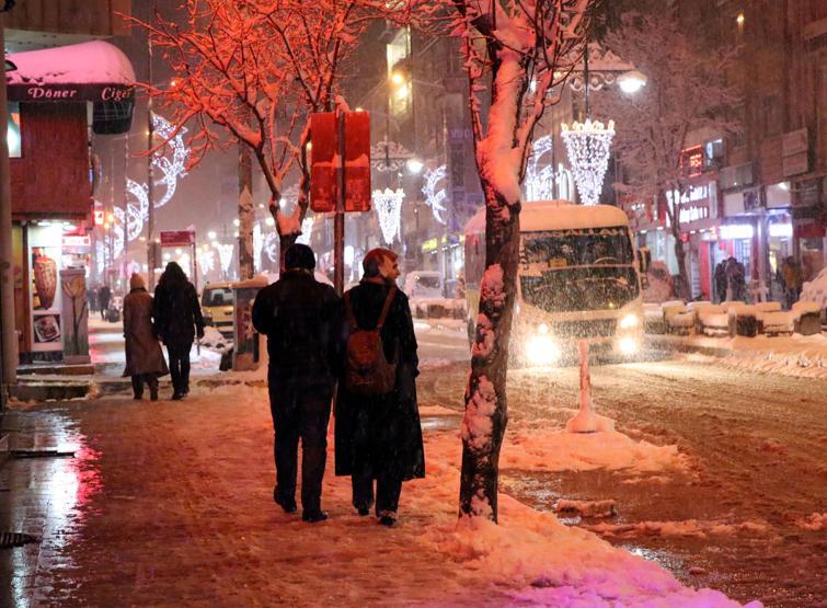 Vanda kar yağışı İranlı turistler için eğlence kaynağı oldu