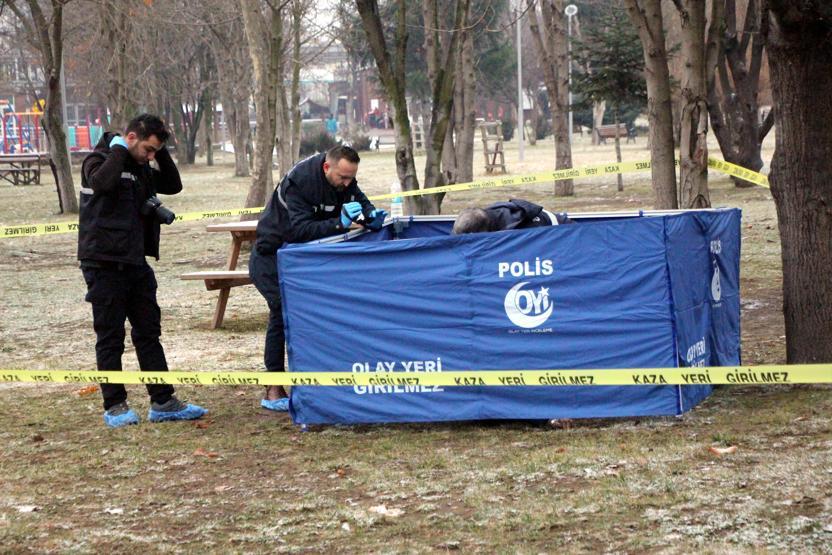 Evinin yakınındaki parkta uyuyakaldı, donarak öldü