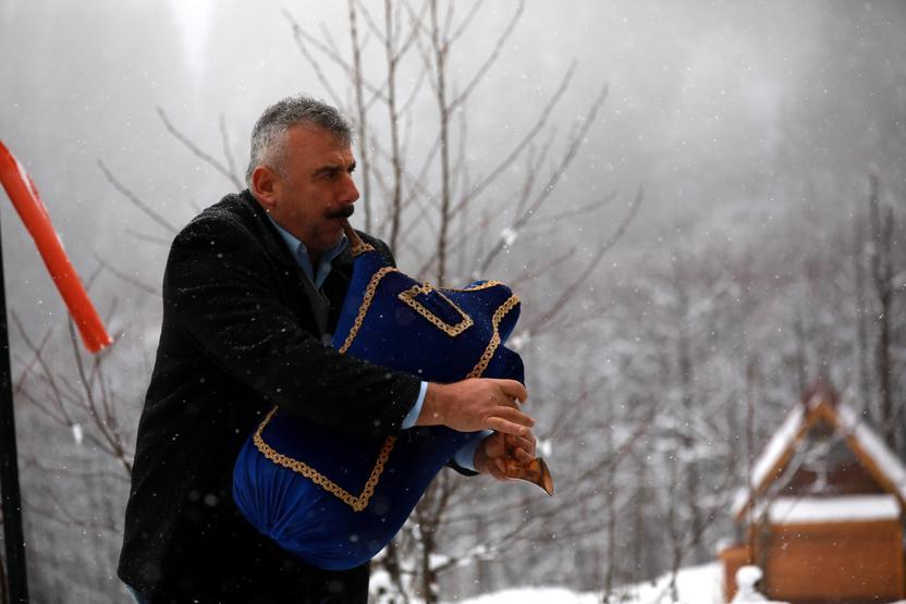 Ayder Yaylasında kar altında horon keyfi