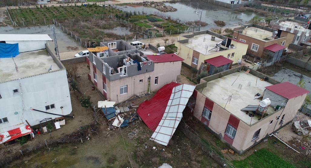 Hortumda evlerinin çatısı uçan aile yardım bekliyor