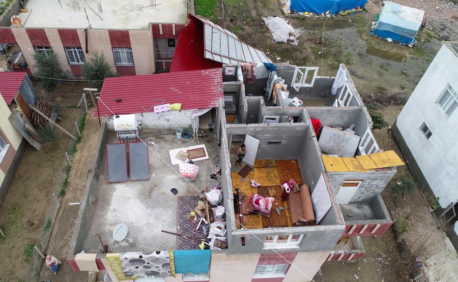 Hortumda evlerinin çatısı uçan aile yardım bekliyor