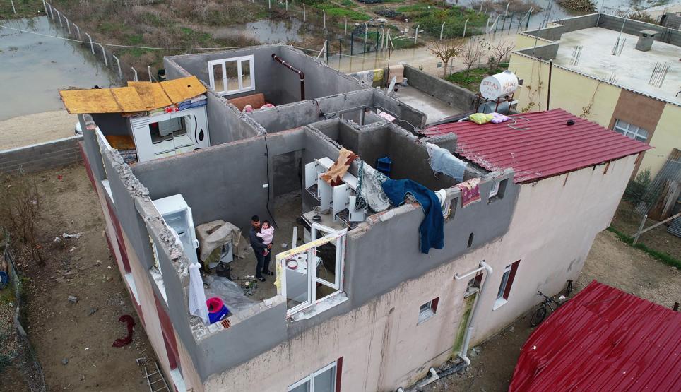 Hortumda evlerinin çatısı uçan aile yardım bekliyor