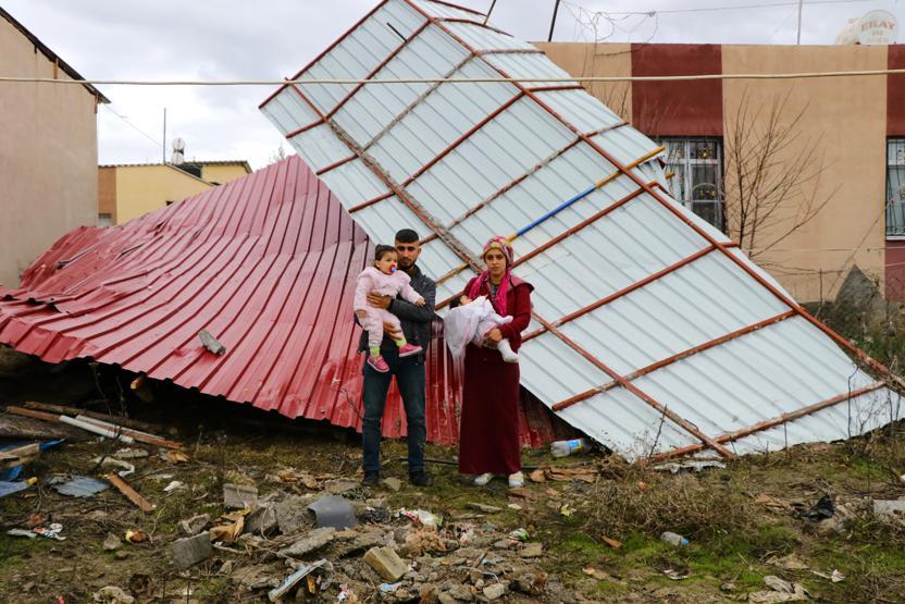 Hortumda evlerinin çatısı uçan aile yardım bekliyor