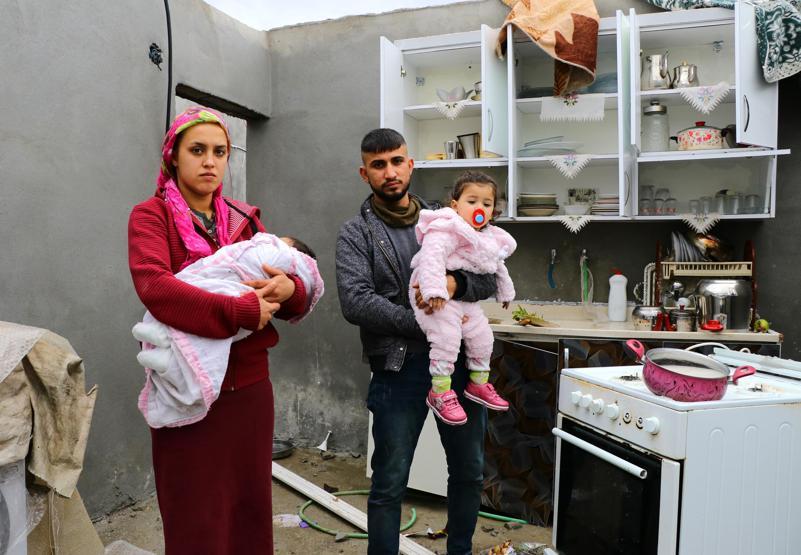 Hortumda evlerinin çatısı uçan aile yardım bekliyor