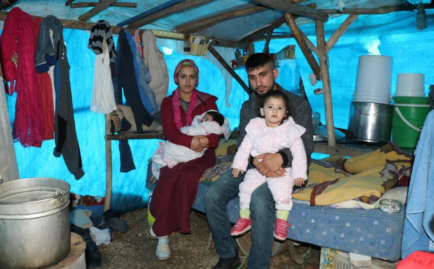 Hortumda evlerinin çatısı uçan aile yardım bekliyor