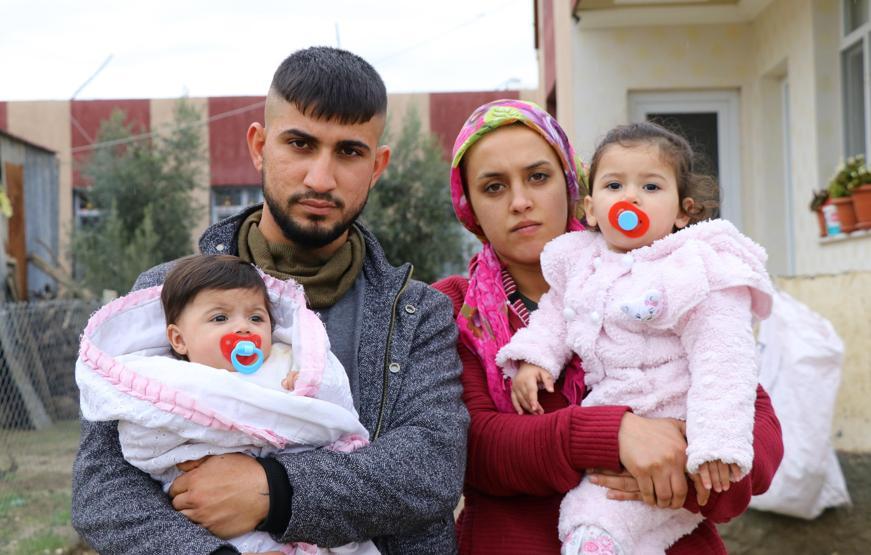 Hortumda evlerinin çatısı uçan aile yardım bekliyor