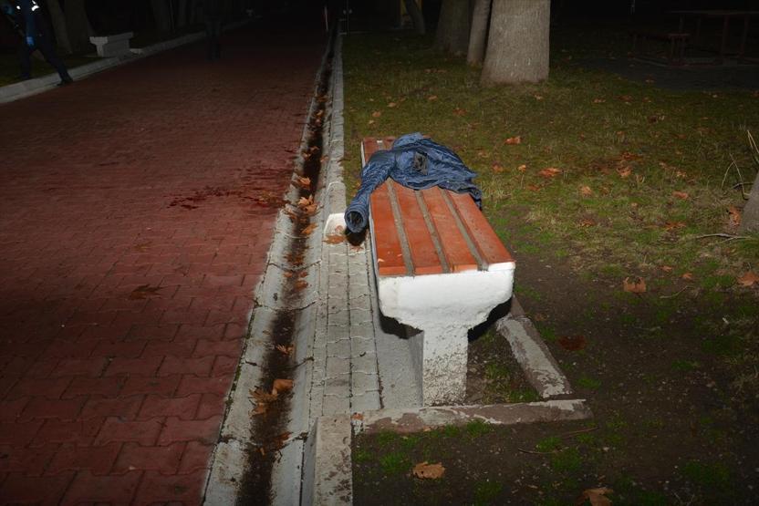 Parkta dehşet Kalbinden ve boğazından bıçaklandı