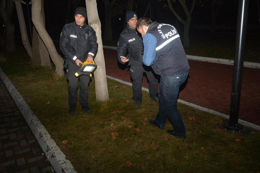 Parkta dehşet Kalbinden ve boğazından bıçaklandı