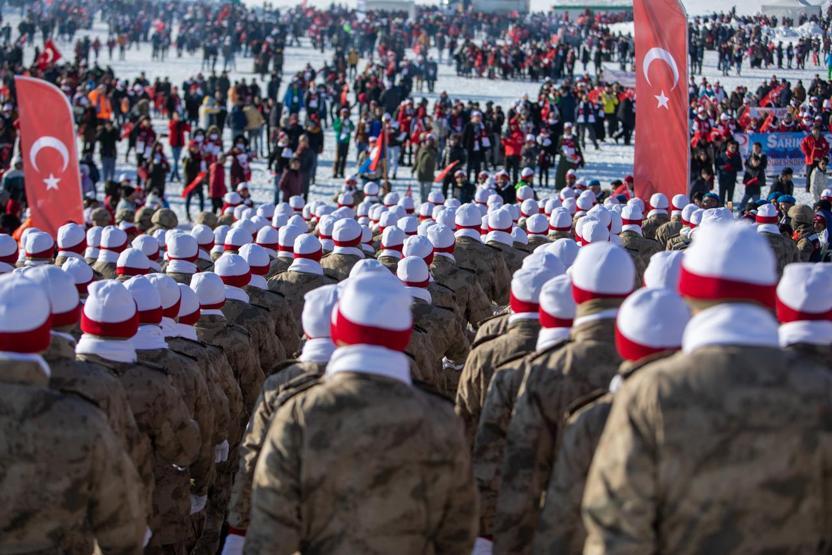 Sarıkamış şehitleri için 20 bin kişi karda yürüdü