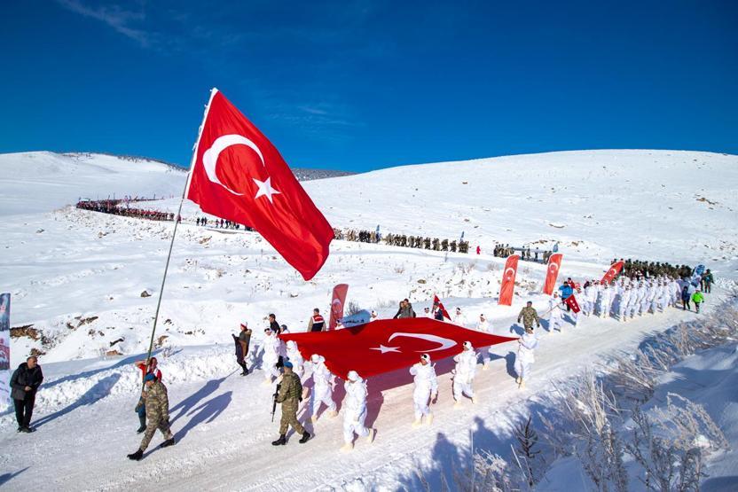 Sarıkamış şehitleri için 20 bin kişi karda yürüdü