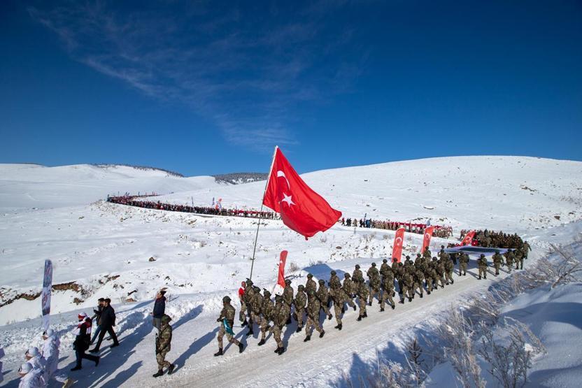 Sarıkamış şehitleri için 20 bin kişi karda yürüdü