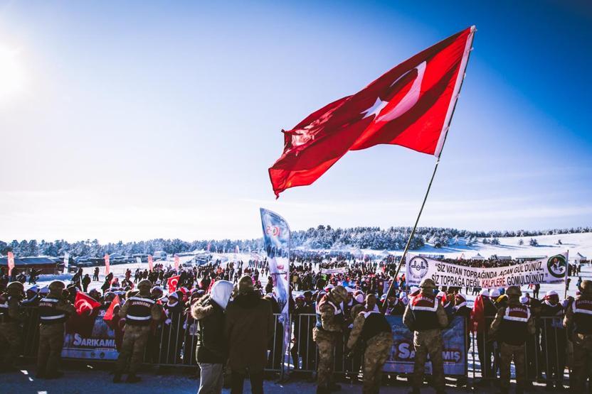 Sarıkamış şehitleri için 20 bin kişi karda yürüdü