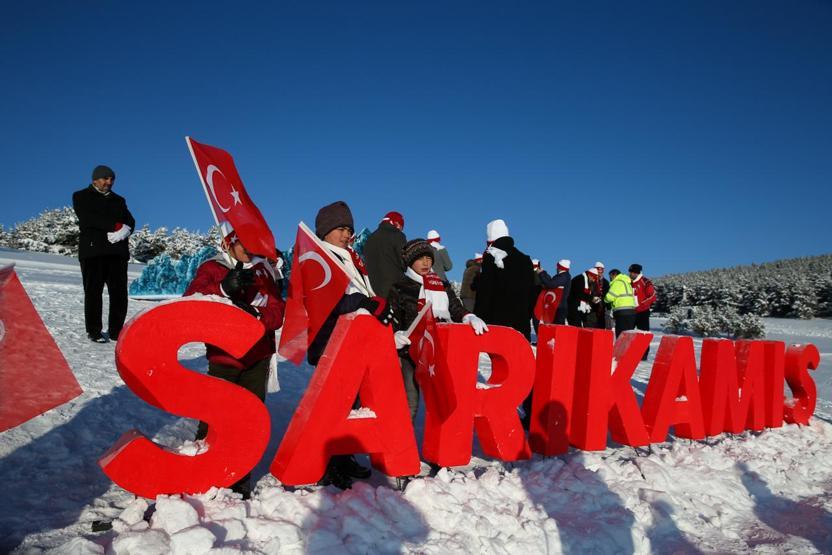 Sarıkamış şehitleri için 20 bin kişi karda yürüdü