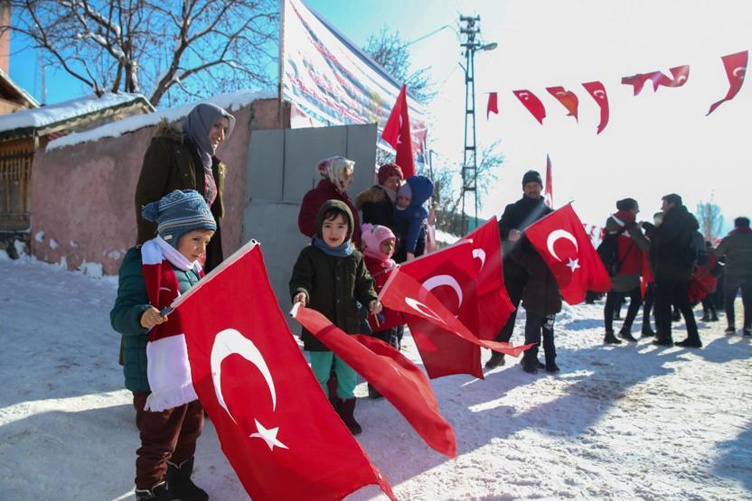 Sarıkamış şehitleri için 20 bin kişi karda yürüdü